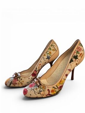 Gucci Floral Embroidered Beige Pumps with Bow Accent
